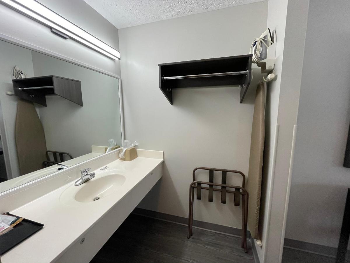 Embassy Inn - Hohenwald Bagian luar foto